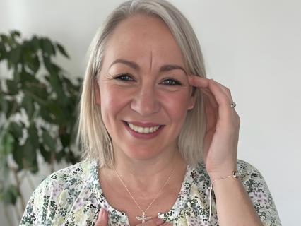 EFT Tapping - A Practical Beginner's Guide - by Suzannah Oakley