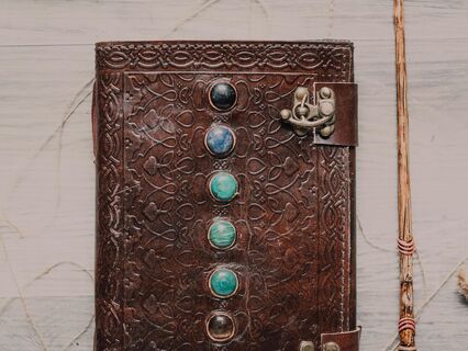 The Wisdom Within: 5 Days To Reconnect With Your Inner Guidance - by Hayley Zammit