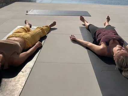 Γιόγκα Νίντρα για Βαθιά Χαλάρωση και Μείωση του στρες