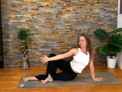 18 Min Slow Flow Yoga to Unwind Body & Quiet the Mind