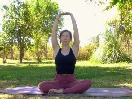 20-Min Morning Yoga | Energetic Vinyasa, Twists & Balance