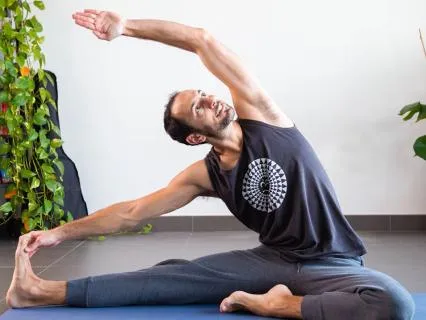 30 Minute Vinyasa Yoga Flow | Full Body Beginner Practice