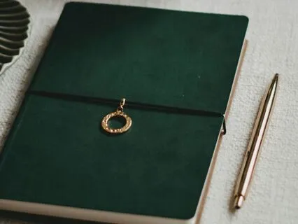 4 Simple Journaling Prompts To Declutter The Mind