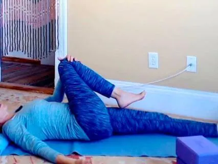 7-Min Reset: Gentle Hips And Feet Wake Up
