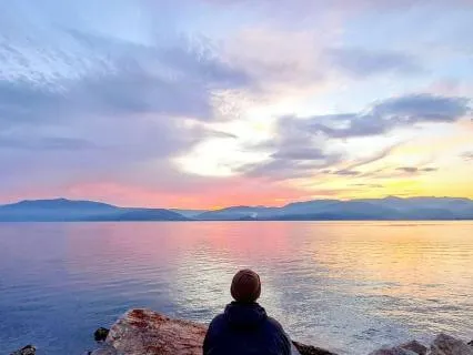 A Moment To Arrive – A Short Breathing Meditation