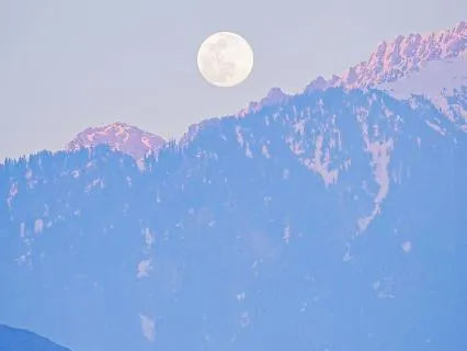 A Quick Blissful Moment: Reflective Strings