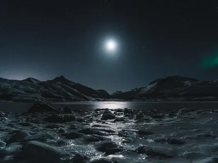 "A Silver Moon" - Intimate Piano Meditation