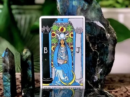 Becoming Tarot: Expand Your Intuition And Delve Into The Unconscious