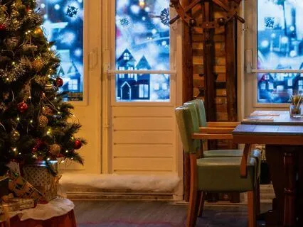 Christmas Cafe Ambiance, Pouring Drinks, Fireplace