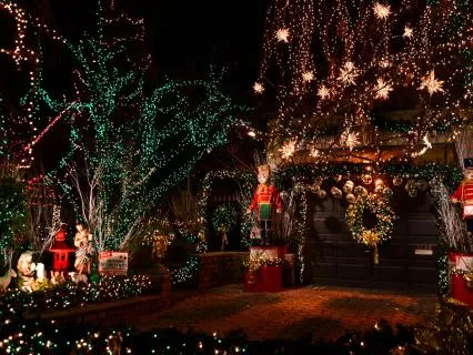 Cozy Christmas Lo-Fi & Rain on Metal Roof |