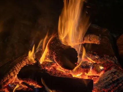 Crackling Log Fire – 40 Minutes Of Cozy Calm