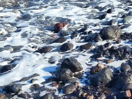 Crackling Ocean Rocks 11 Minutes Gentle Grounding