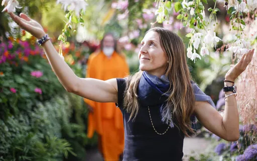 Divine Chanting - Meri Radha Rani