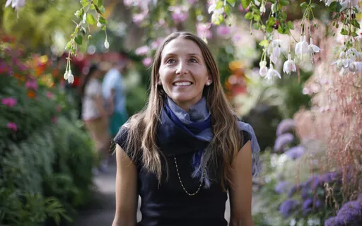 Divine Chanting - Radhe Radhe Govind