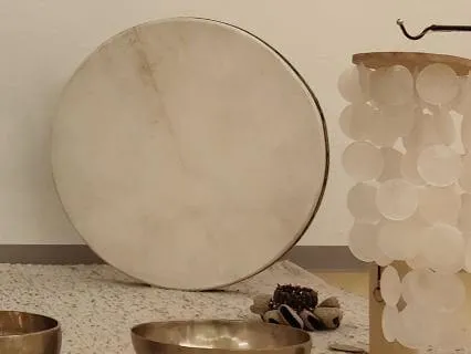 Duerme Toda La Noche Junto Al Mar. Tambor Oceánico Y Conchas