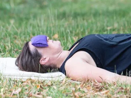 En vila för att återhämta, somna (Yoga Nidra)