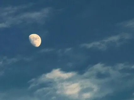 Floating Around the Moon: Acoustic Guitar Dreams