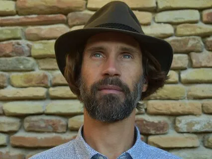 From Noisy Happiness to Subtle Joy