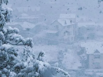 Glacial Calm: Ambient Winter Serenity