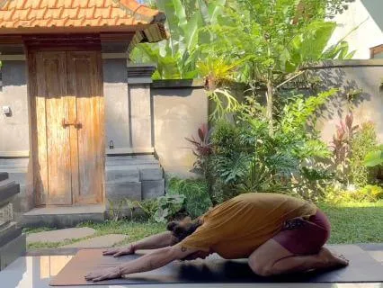 Grounding Morning Yoga – Spine & Hips (20 Min)