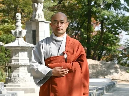 Kwan Seum Bosal Chanting by Hye Tong Sunim