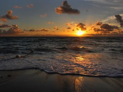  מדיטציית מיינדפולנס הכוללת הנחיה לתרגול, זמן שקט לתרגול עצמאי, וסגירה מונחית