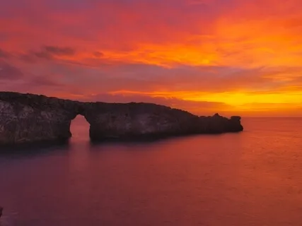 Meeresrauschen: Wellen am Strand von Menorca