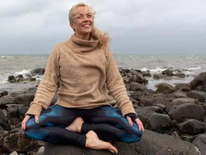 Mindful Movement – Standing Yoga (35 Min) – The MBSR Program