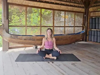 Mindful Pause Meditation: Observing Thoughts Like Clouds