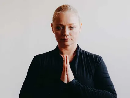 Mindfulness meditasjon med oppmerksomheten på pusten i kroppen