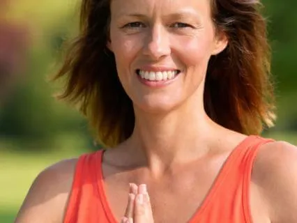 Morning Yoga | 4-Minute Wake Up Stretch