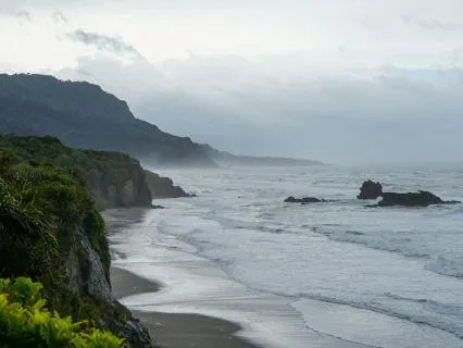 Nature's Sound Sleep - Rocky Beach Brown Noise (8 Hr)