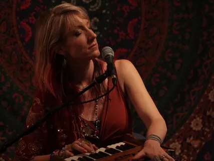 Om Shanti (Peace In Our Hearts) (Feat. Benjy Wertheimer)