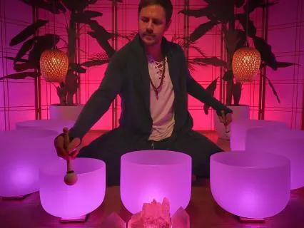 Phase Locking Sound Bath