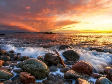 Relajantes Olas del Mar en una Playa Rocosa - Handpans Cuencos Tibetanos y Olas Theta