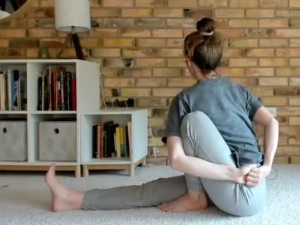 Short Yoga Flow To Soothe Digestion | 20 Min
