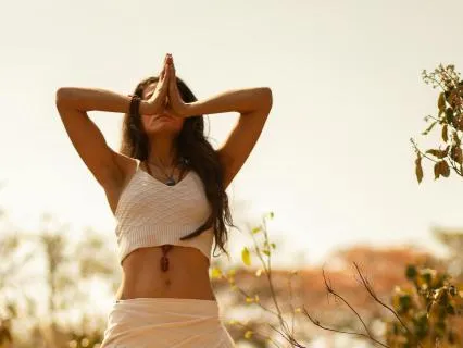 Simple Morning Stretch To Wake Up Your Body