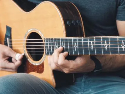 Soft Acoustic Guitar Vibes: Calming Tones