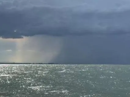 Tormenta Lejana sobre el Lago para Dormir Profundamente