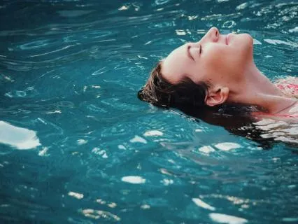 Weightless: A Swimming Meditation For Calm & Lightness