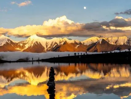 White Clouds, Green Mountains: A Journey Into Tao Wisdom