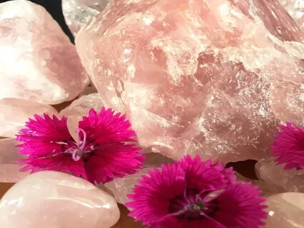 Wisdom Bits: The Glow Of Crystals - Rose Quartz & Affirmations